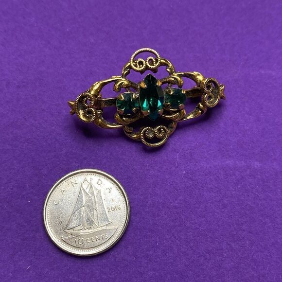 💛 Vintage Gold Plated Green Paste Filigree Brooch - Picture 5 of 5
